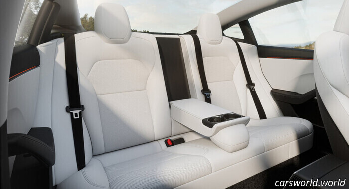 Владелец Tesla, оказавшийся запертым, не смог найти рычаг открытия двери, и теперь федеральные власти требуют ответов | Carscoops